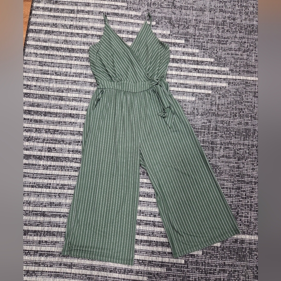 Kaileigh Striped Green Jumpsuit Capri Length Pants Medium Petite - Picture 2 of 9